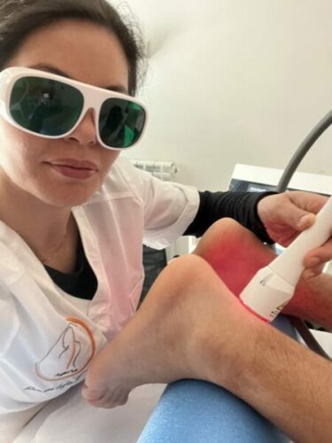 Seduta di laser terapia con occhiali di protezione e sonda laser